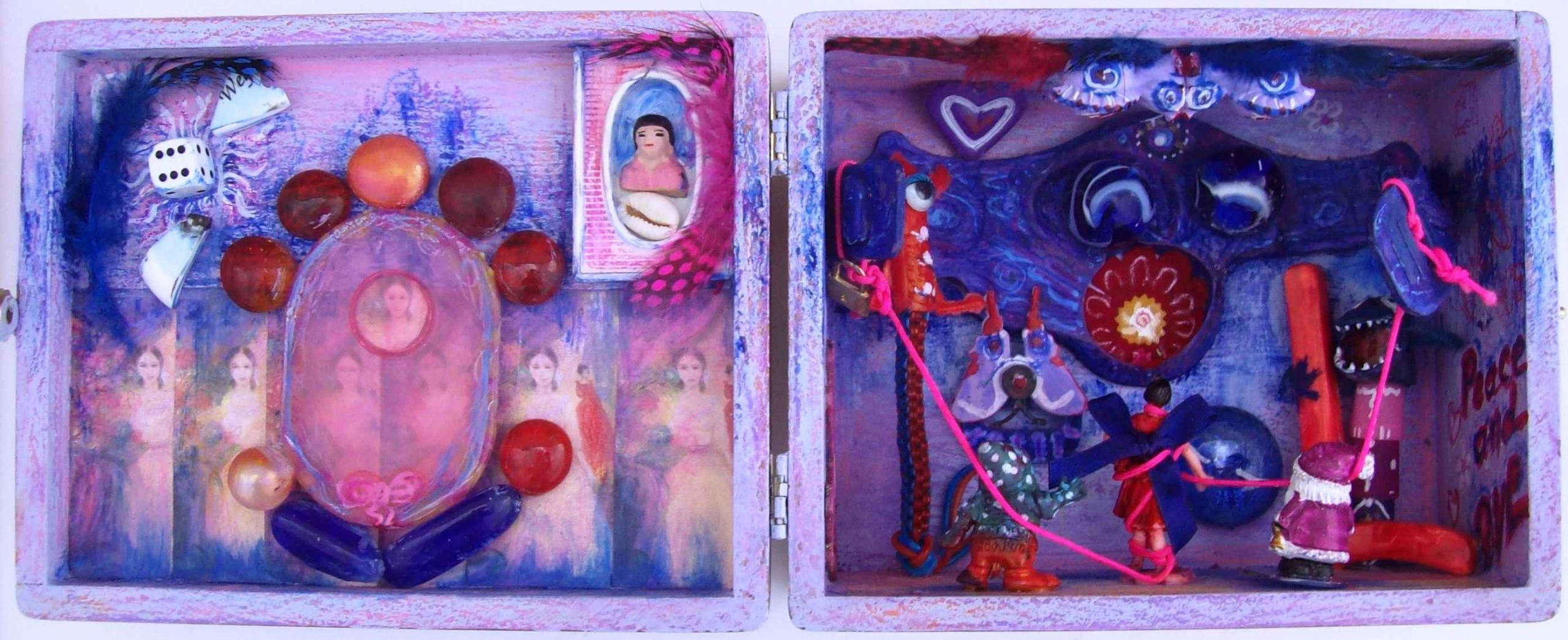 WP_Kids in the Box Romantica and Aliens H 14,3 X L 36,3 X P 6,5 cm Boîte en bois jpg