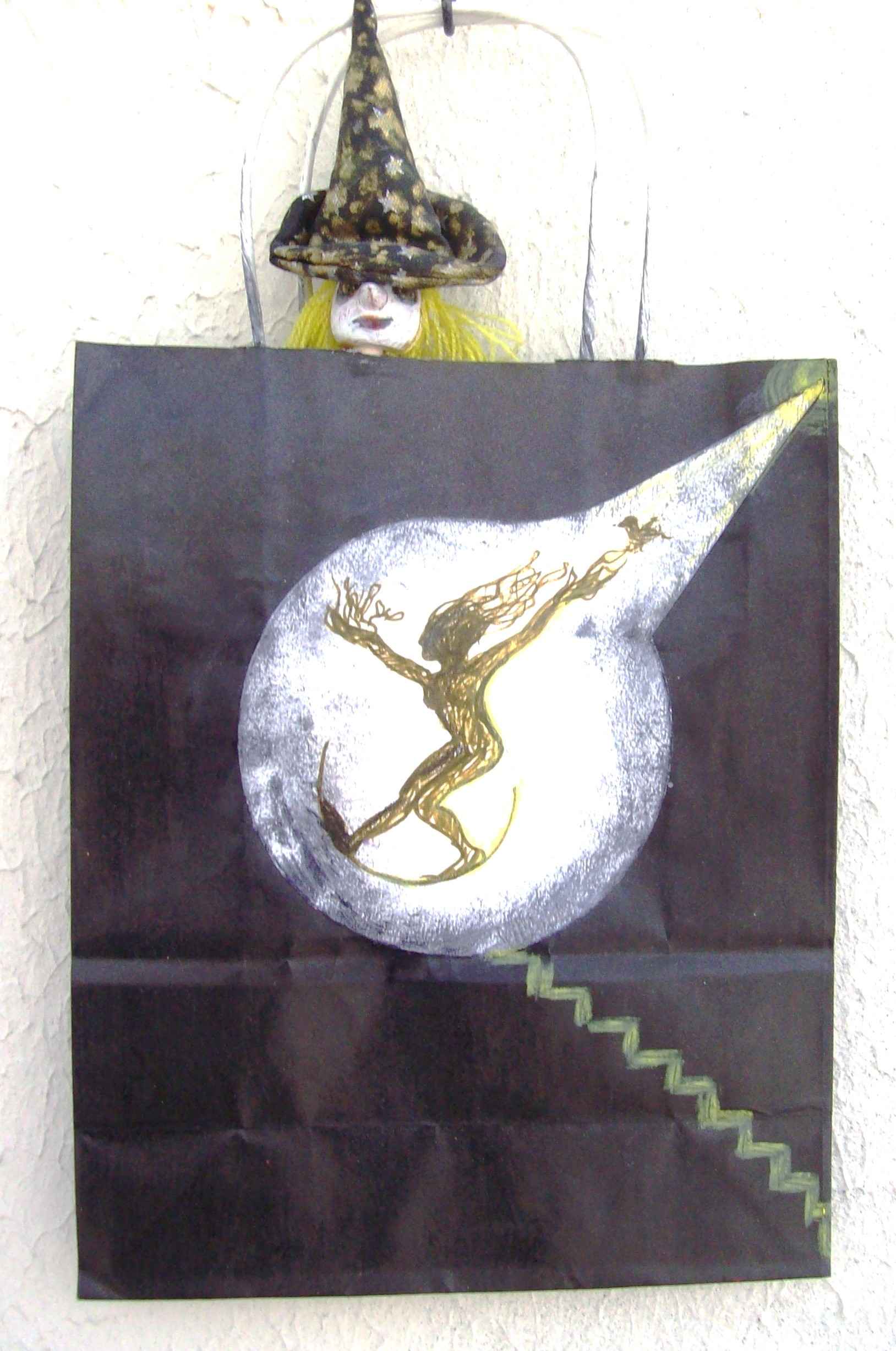 WP_Witchcraft – Gare à la Sorcière (Beware the Witch) – oeuvre sur sac papier recyclé (work on upcycling bag) 22 X 17,5 cm Technique Mixte